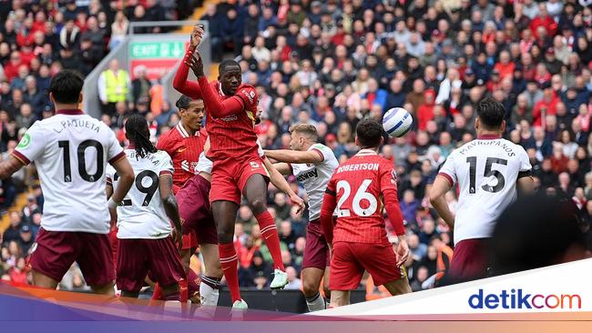 范·迪克(Van Dijk)的进球确保红色赢得2-1 范·迪克(Van Dijk)的进球确保红色赢得2-1
