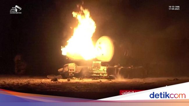 kebakaran-dan-kehancuran-terjadi-di-area-pelabuhan-bahan-bakar-ras-issa-yaman-akibat-serangan-udara-as-1745046068469_169