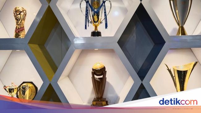 lemari-trofi-persib-bandung-1746179323958_169