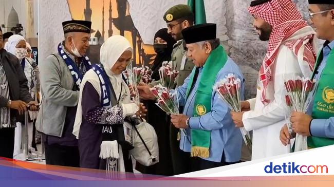 senyum-para-jemaah-haji-indonesia-yang-telah-tiba-di-madinah-dok-media-center-haji-2025-1746165312545_169