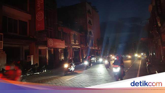 suasana-di-jalan-gajah-mada-denpasar-saat-mati-lampu-jumat-252025-1746186206654_169