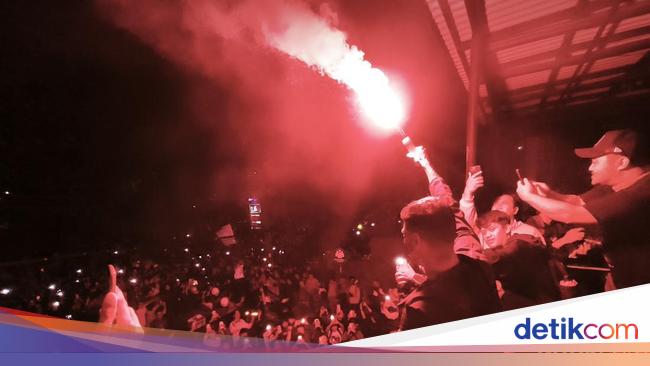 ciro-alves-rayakan-persib-juara-bersama-bobotoh-1746447626990_169