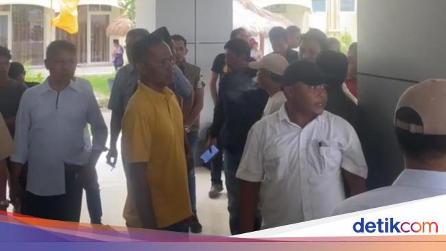 puluhan-warga-menggeruduk-asrama-haji-ntb-lantaran-tak-terima-keberangkatan-bupati-lombok-tengah-lalu-pathul-bahri-dan-istriny-1746599374027_169