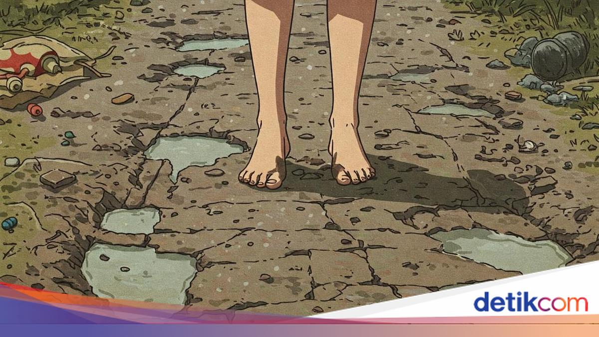 Akses Jalan Rusak Parah, Lansia Sakit di Sukabumi Ditandu Pakai Sarung