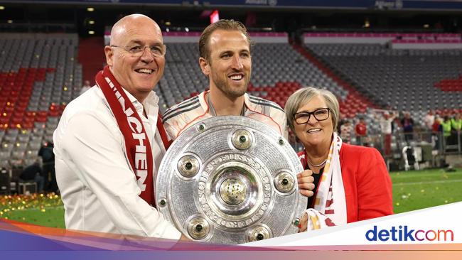 Potret Bahagia Harry Kane Raih Trofi Perdana