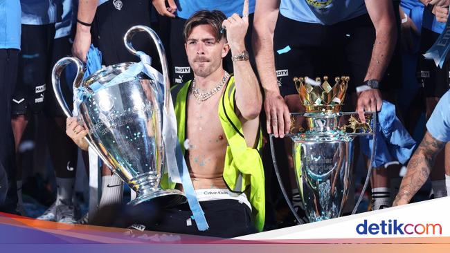 Piala-piala Man City di Tangan Manusia 100 Juta