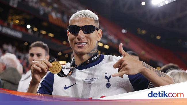 4 Klub 'Unggas' Inggris yang Sukses Menangi Trofi Musim Ini