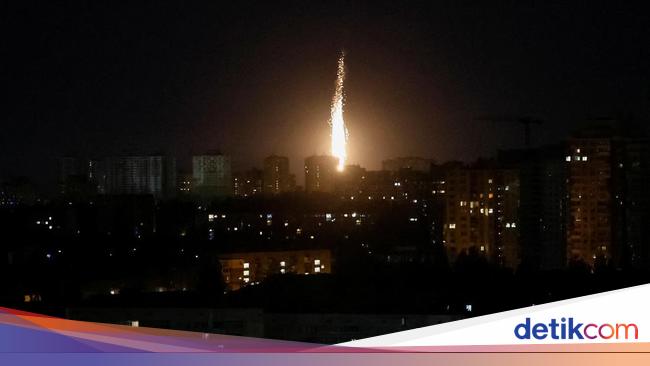 detik-detik-ledakan-mengguncang-kyiv-saat-rusia-lancarkan-serangan-udara-1748075080955_169