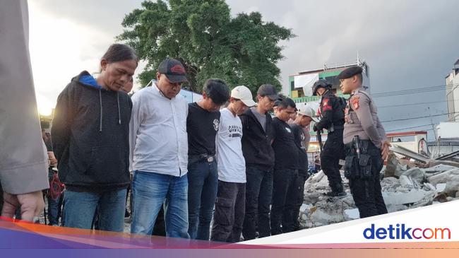 polisi-menangkap-17-orang-terkait-ormas-grib-jaya-menduduki-lahan-bmkg-di-pondok-aren-tangerang-selatan-tangsel-banten-taufiq--1748091823160_169