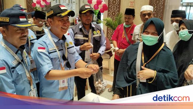 dirjen-penyelenggara-haji-dan-umrah-kementerian-agama-kemenag-hilman-latief-mengecek-hotel-dan-membagikan-kartu-nusuk-kepada-p-1748177171643_169