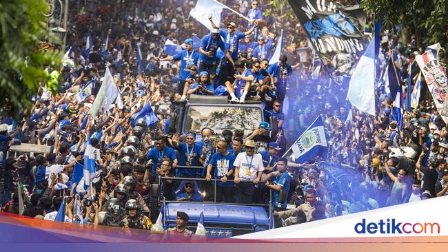 Pawai Persib Bandung Juara Liga 1 Disambut Antusias Warga Bandung