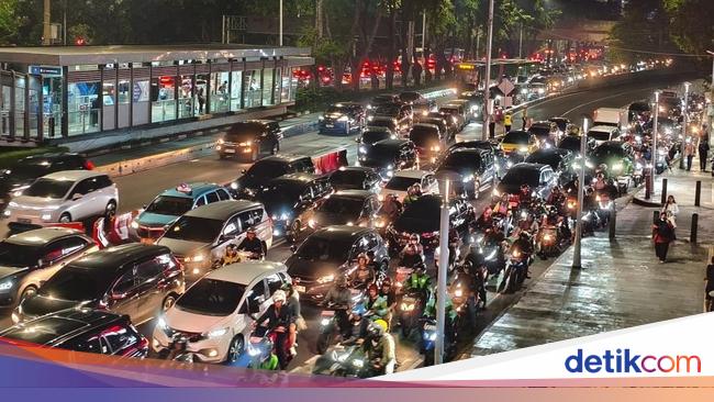 ruas-jalan-jenderal-sudirman-jakarta-selatan-jaksel-macet-parah-sejak-sore-kemacetan-terjadi-di-kedua-arah-di-jalan-jenderal-s-1748432695635_169