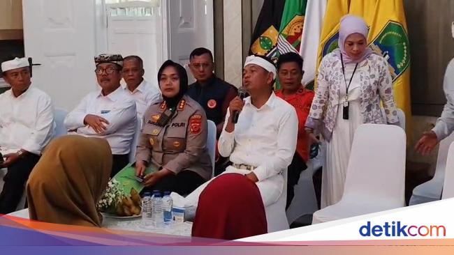 gubernur-jawa-barat-dedi-mulyadi-saat-memberikan-bantuan-kepada-keluarga-korban-longsor-gunung-kuda-di-gedung-bale-jaya-dewata-1748835871662_169 gubernur-jawa-barat-dedi-mulyadi-saat-memberikan-bantuan-kepada-keluarga-korban-longsor-gunung-kuda-di-gedung-bale-jaya-dewata-1748835871662_169