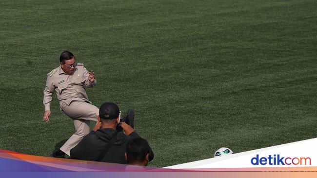 Pramono Pamer Tendangan Saat Tinjau Revitalisasi Stadion Tugu