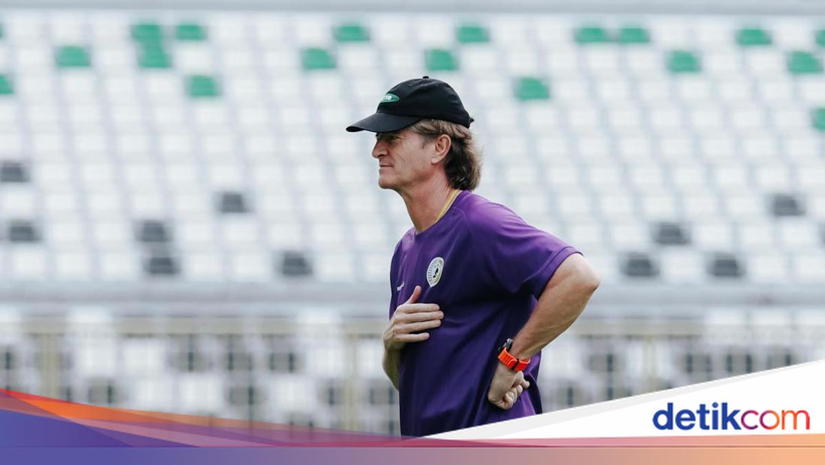 Huistra Utak-Atik Komposisi Lini Tengah PSS Sleman