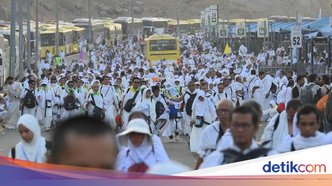 macet-parah-ribuan-jemaah-haji-pilih-jalan-kaki-ke-mina-1749269894532_169
