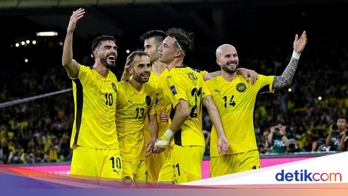 Tujuh pemain naturalisasi Malaysia kena sanksi FIFA akibat skandal kasus pemalsuan dokumen. Ketujuhnya berpotensi tak bisa lagi perkuat Harimau Malaya.