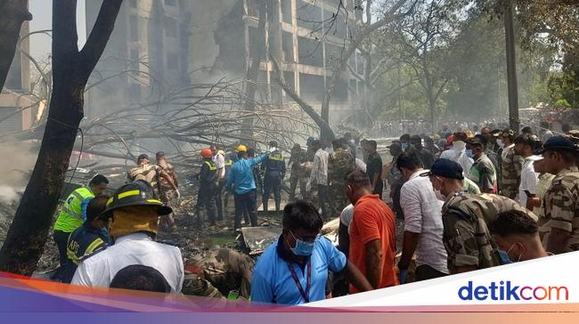 penampakan-pesawat-air-india-yang-jatuh-di-permukiman-1749735674249_169