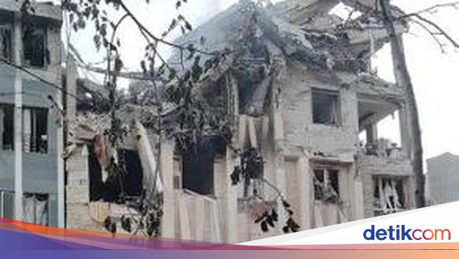 bangunan-di-teheran-rusak-usai-terima-serangan-israel-photo-by-sepah-news-afp-1749784994950_169