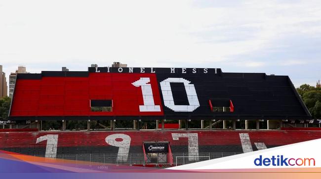 Foto Tribune Lionel Messi di Stadion Klub Masa Kecilnya