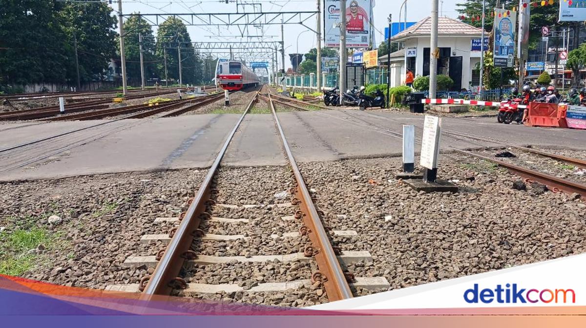 KAI Evakuasi Usai Tabrakan Kereta di Bekasi, Listrik Aliran Atas Dipadamkan