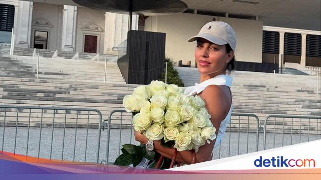 Datang ke Gereja, Kekasih Cristiano Ronaldo Kena Kritik