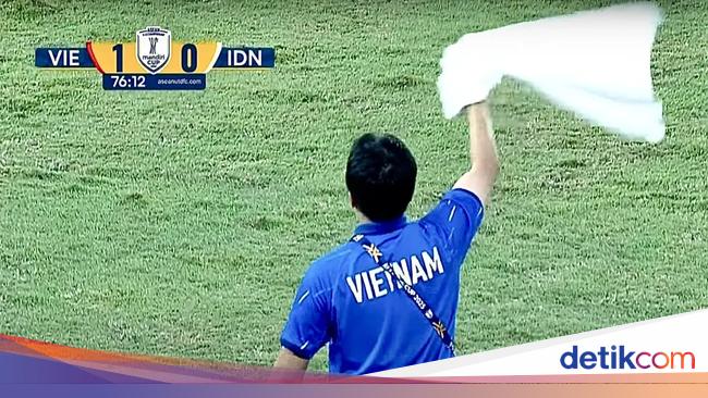 Staf Pelatih Vietnam U-23 Lambaikan Handuk Putih, Artinya Apa?