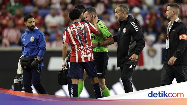 Wasit Ini Ditarik Keluar Akibat Cedera, Baru 7 Menit di Lapangan