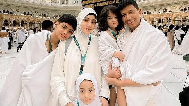 Cerita Fairuz A Rafiq Umrah Bareng Keluarga, Sempat Khawatir Suami ...