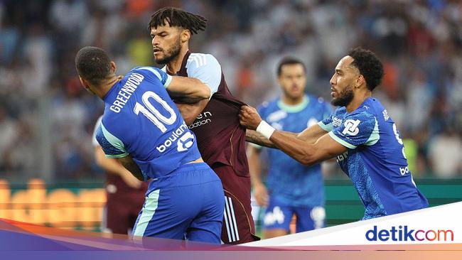 Momen Ribut Marseille Vs Aston Villa, Bikin Jersey Greenwood Sobek!