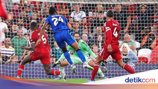 Duh, Liverpool... Pertahananmu Itu Sampai Bikin Carragher Ngomong Begini