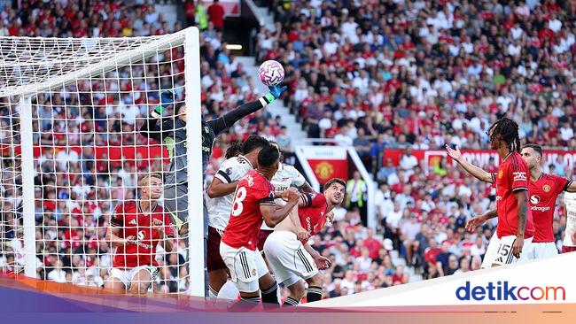 Gary Nevill Desak MU Rekrut Donnarumma atau Emi Martinez