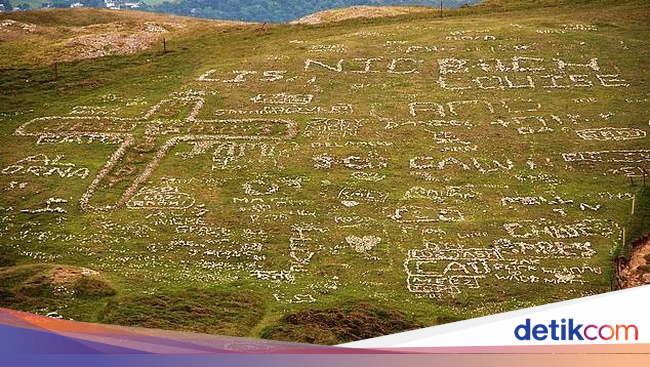 Warlok Murka: Salib Dirusak Jadi Bintang Daud
Warlok Murka: Salib Dirusak Jadi Bintang Daud