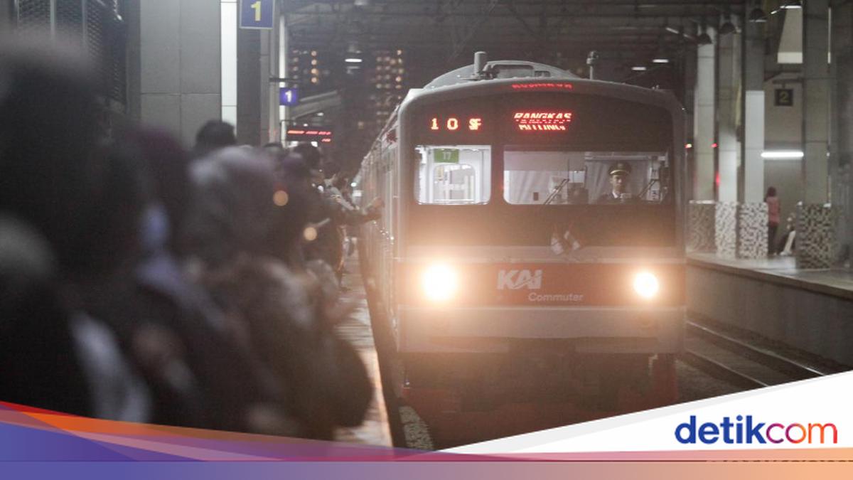 Bisa-bisanya Tukang Intip Ngumpet di Kolong Peron di Stasiun Kebayoran
