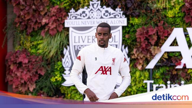 Van Dijk Sabar Menanti Isak Mentas