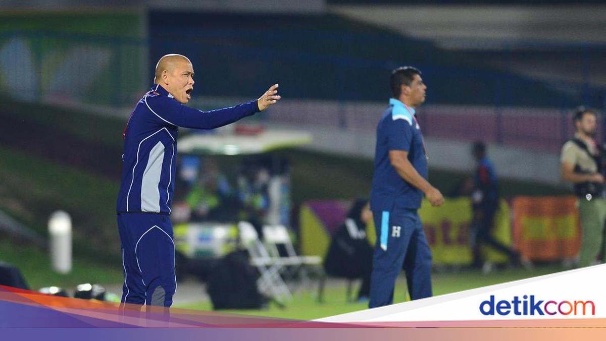 Timnas Indonesia sudah mencetak sejarah di Piala Dunia U-17. Pelatih Garuda Muda, Nova Arianto, mengungkap harapannya soal sepakbola tanah air.