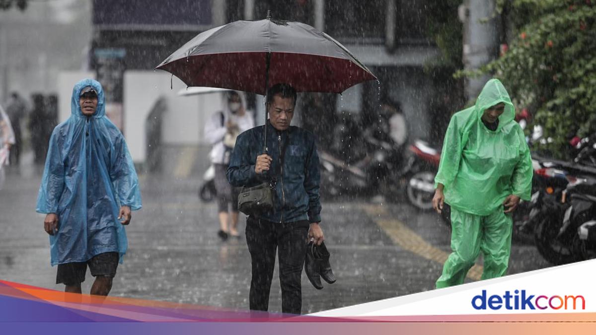 Waspada! Potensi Hujan Sedang-Lebat Guyur Jakarta Sampai 3 Mei