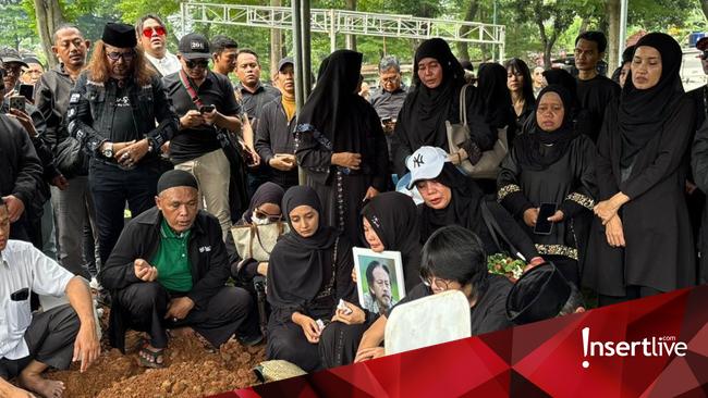 7 Potret Pemakaman Epy Kusnandar