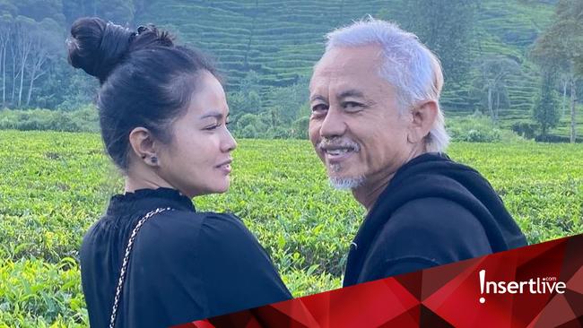 Karina Ranau Menangis Bersimpuh di Makam Epy Kusnandar karena Rindu yang Tak Ada Obatnya