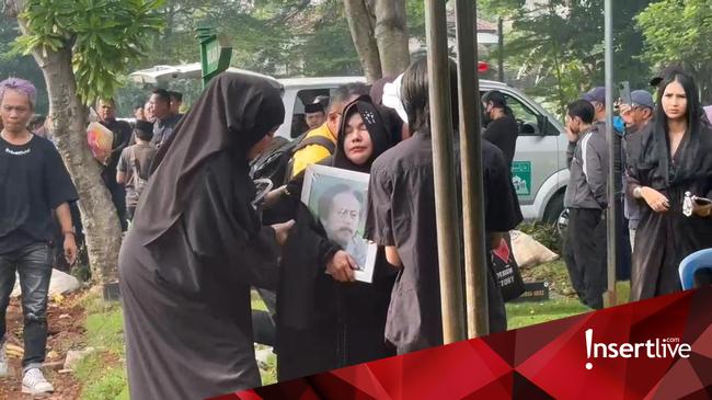 Karina Ranau Hampir Pingsan di Pemakaman Epy Kusnandar