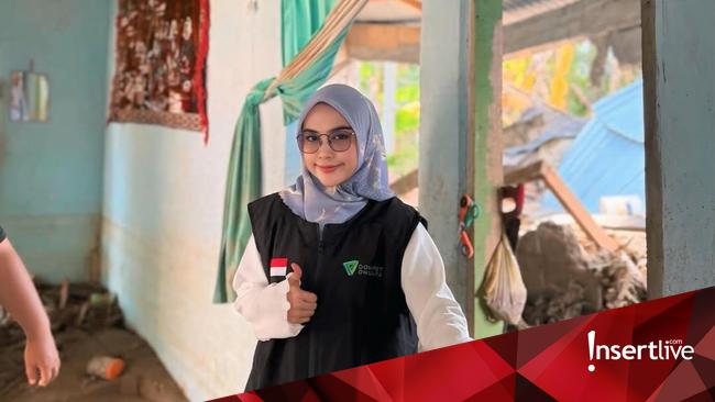 Salurkan Bantuan ke Aceh, Ria Ricis Terperosok ke Lubang Tumpukan Kayu Gelondongan