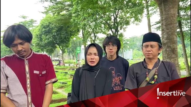 Karina Ranau Ziarah Makam Epy Kusnandar Tiap Hari: Saya Masih Pengin Bercerita
