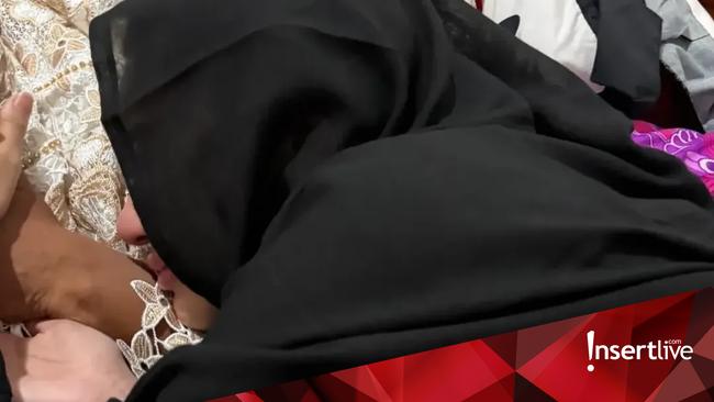 Peluk Eks Mertua, 7 Potret Azizah Salsha Melayat ke Rumah Duka Ayah Pratama Arhan