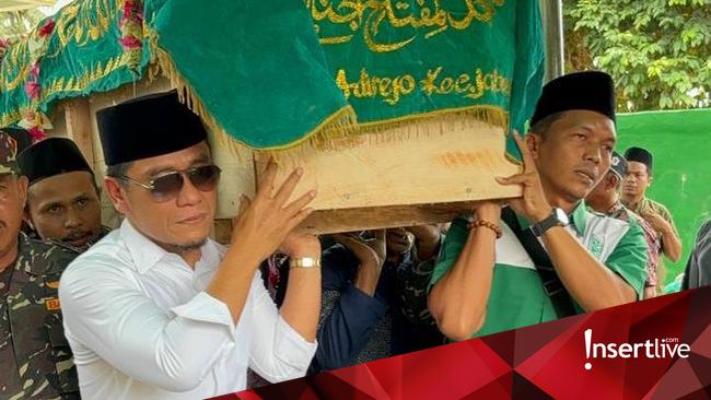 Momen Gus Miftah Tak Kuasa Tahan Tangis Saat Antar Ayah ke Peristirahatan Terakhir