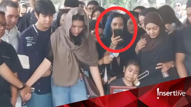 Ini Identitas Asli Wanita Berambut Biru yang Live di Pemakaman Gary Iskak