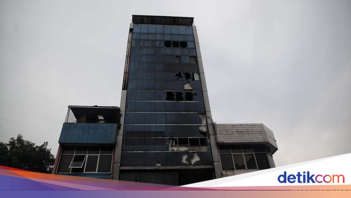 Ibu Korban Kebakaran Terra Drone Nangis Kenang Momen Lihat Jenazah Anak