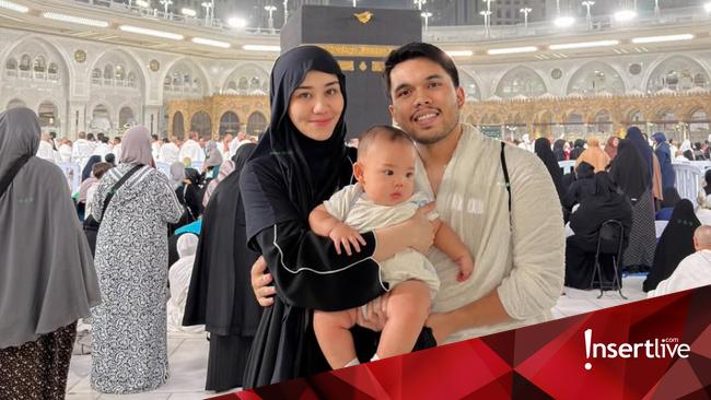 7 Potret Thariq Halilintar dan Aaliyah Massaid Bawa Baby Arash Umrah Untuk Pertama Kali