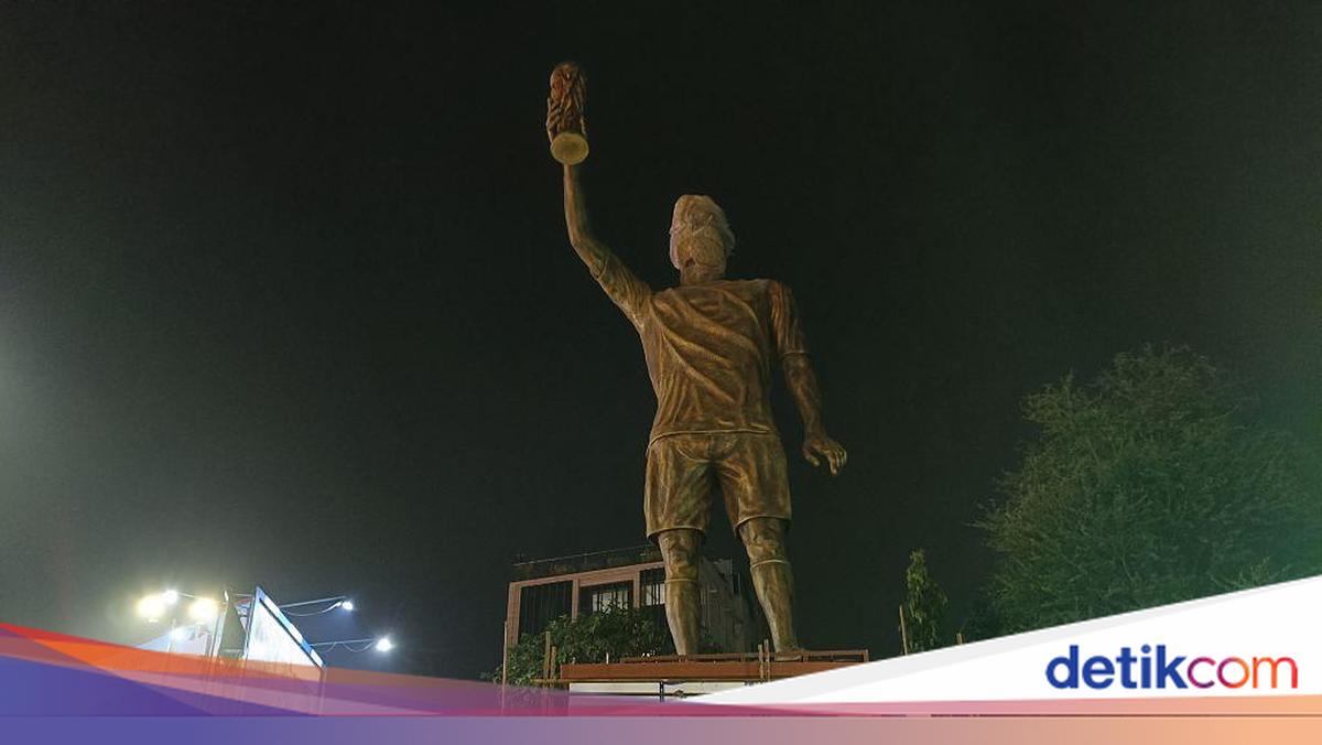 Senyum Canggung Messi Lihat Patungnya Sendiri