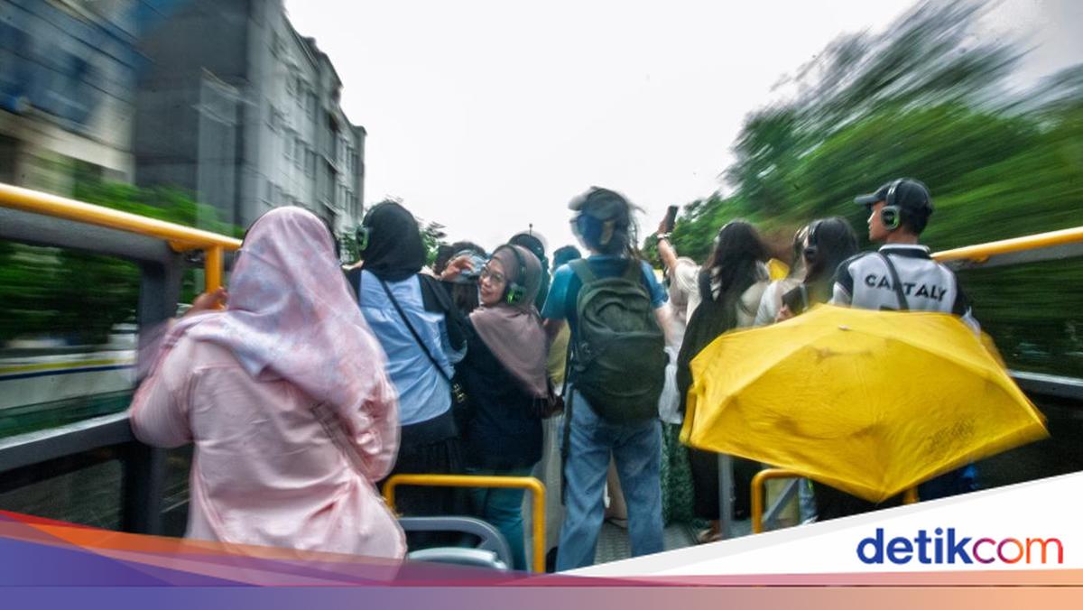 Menyusuri Jakarta Dari Atap Bus