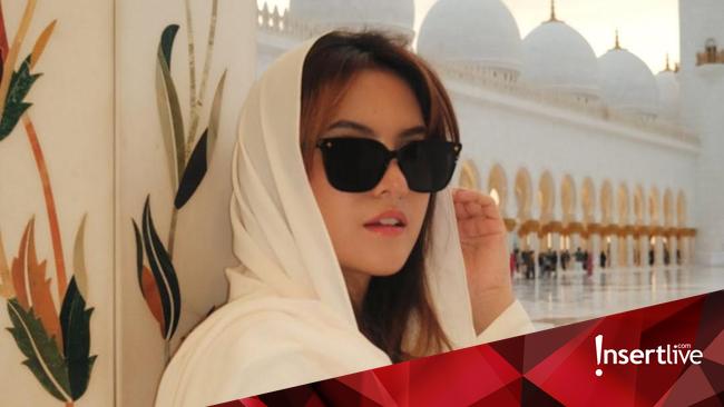 Potret Anggun Marsha Aruan Berkerudung di Masjid Sheikh Zayed Curi Perhatian